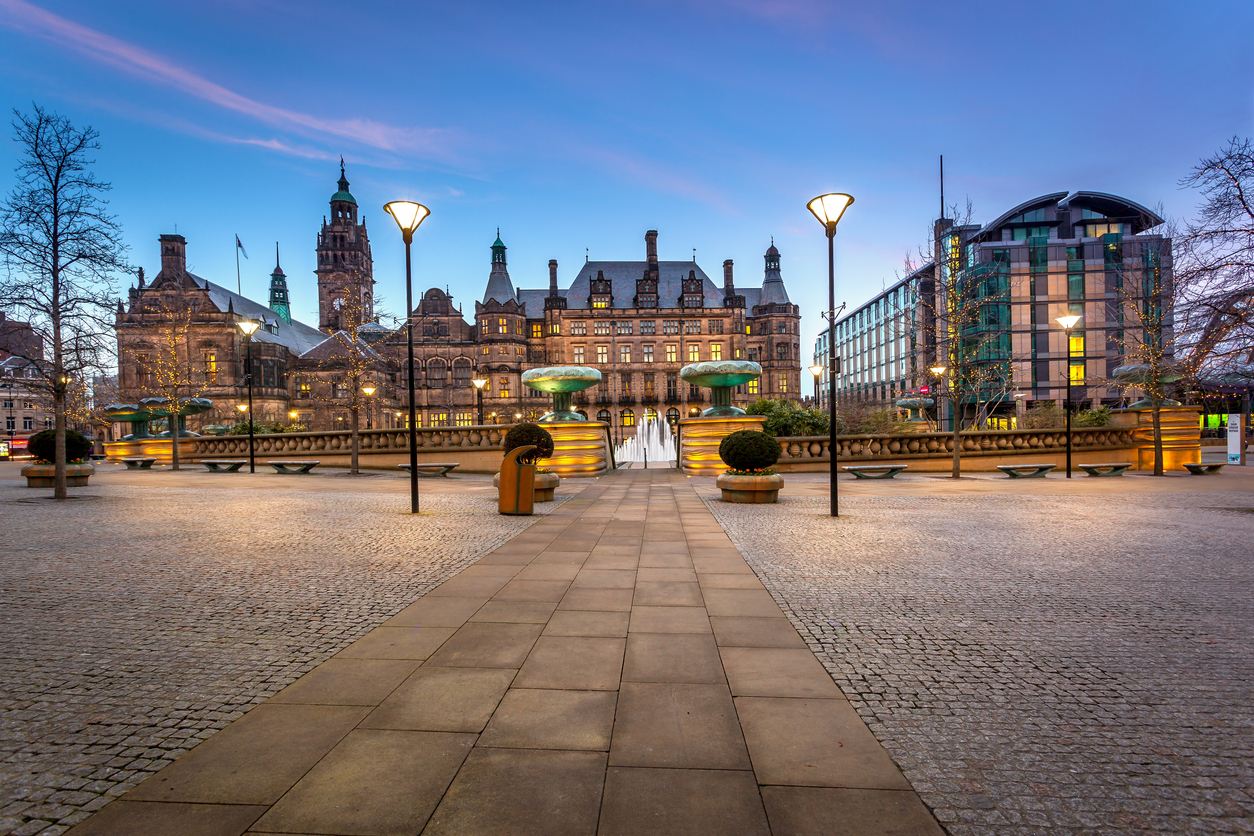 Picture of Sheffield Town Hall at dusk.